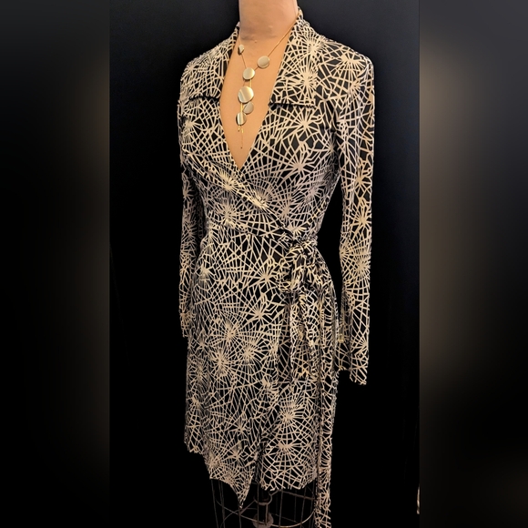 Diane Von Furstenberg Black and White SILK  Wrap Dress Size 4 - Picture 6 of 9